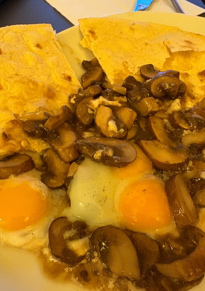 Una foto de Champiñones salteados con huevos de codorniz