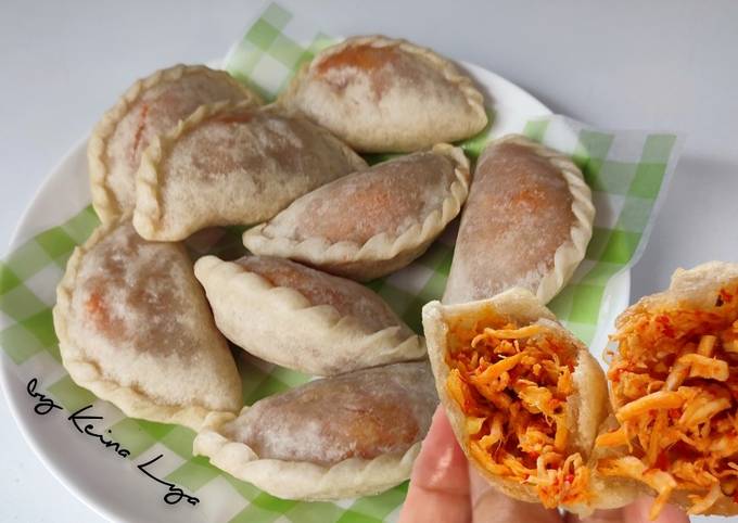 Cireng isi ayam dengan kulit kenyal dan isian ayam gurih, siap disajikan dengan sambal kacang pedas