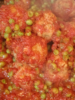 Foto di Polpette classiche con pomodoro e piselli