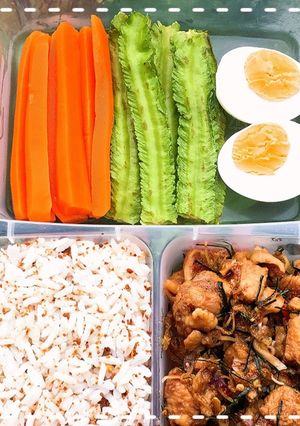 รูปของ อกไก่ผัดกะปิ “คลีนนเด้อ”