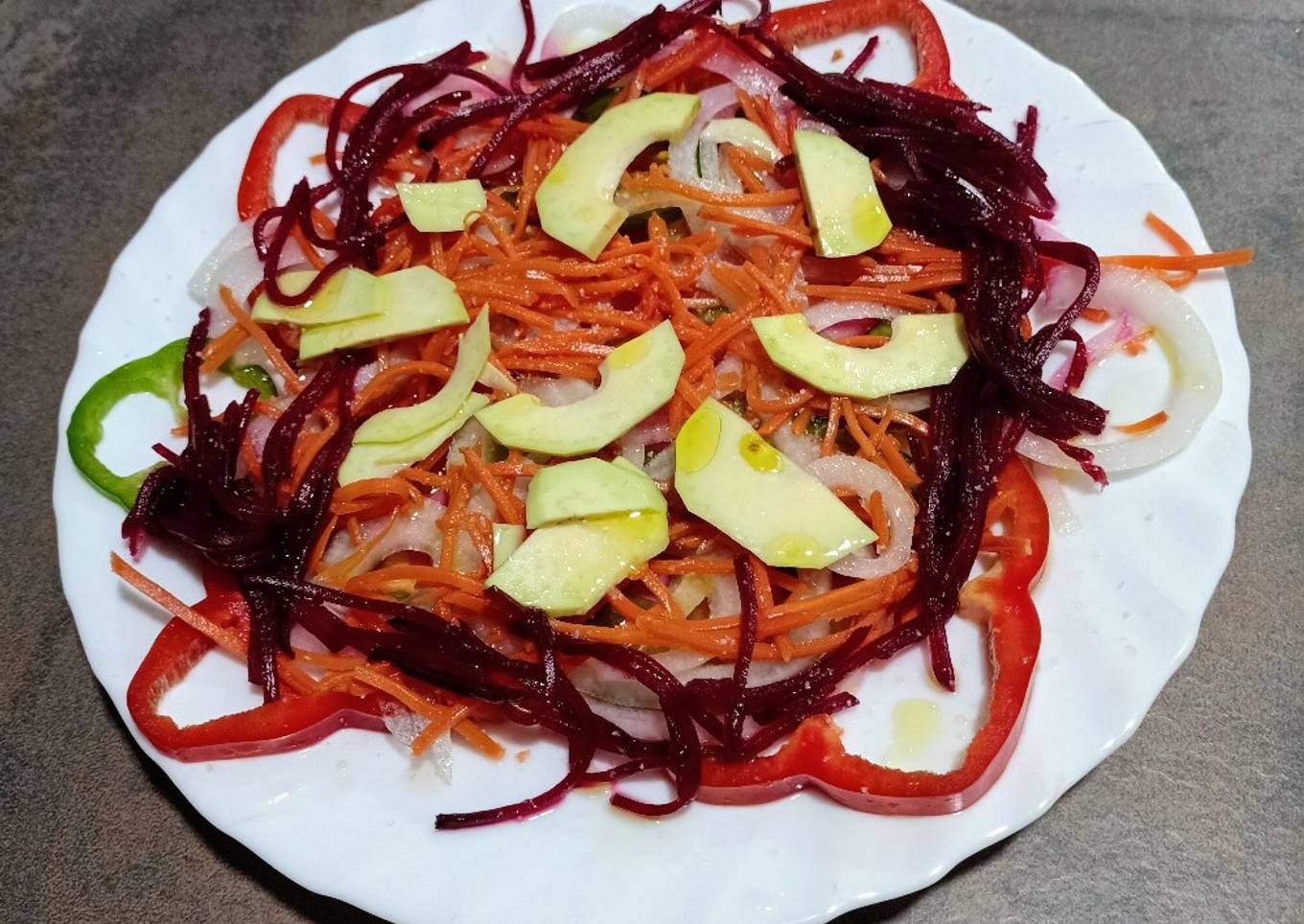 Ensalada fresca de pimientos y virutas de aguacate