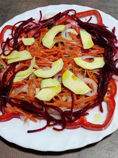 Una foto de Ensalada fresca de pimientos y virutas de aguacate