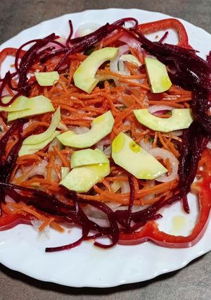 Foto principal de Ensalada fresca de pimientos y virutas de aguacate