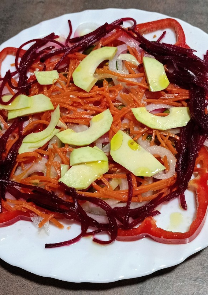 Una foto de Ensalada fresca de pimientos y virutas de aguacate