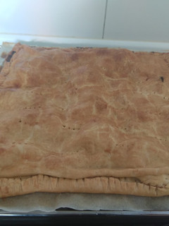 Una foto de Empanada de bacon, espinacas, queso de cabra y setas