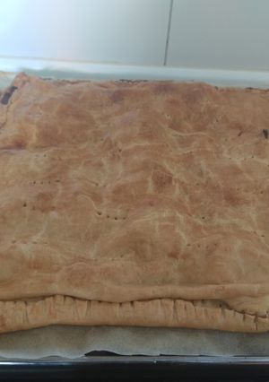 Una foto de Empanada de bacon, espinacas, queso de cabra y setas