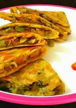 A picture of Dal Paratha with veg stuffing.