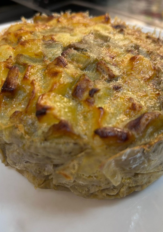 Una foto de Tortilla de patata, berenjena y cebolla en Lékué + Airfryer Cosori