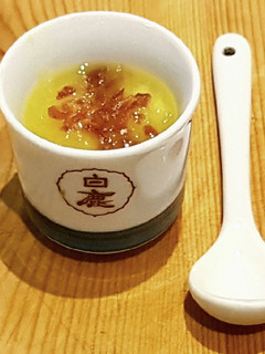 Una foto de Crema fría de Melón y Mango con escamas de Jamón Ibérico