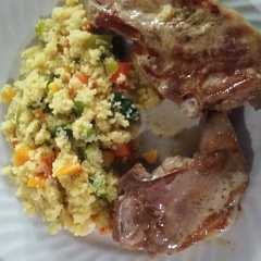 รูปของ Costillitas laqueadas y cuscus con vegetales