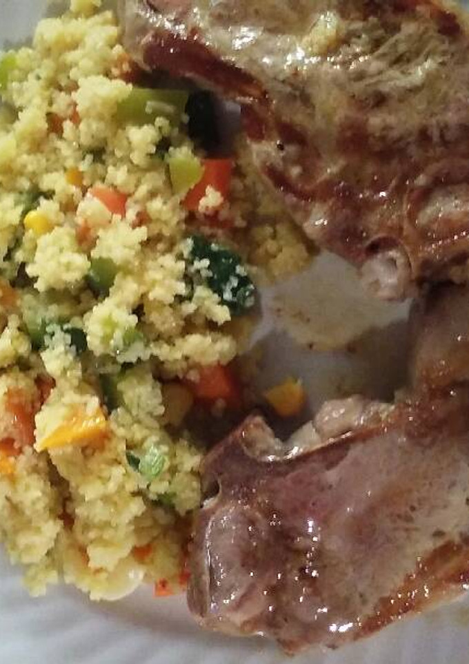 Una foto de Costillitas laqueadas y cuscus con vegetales