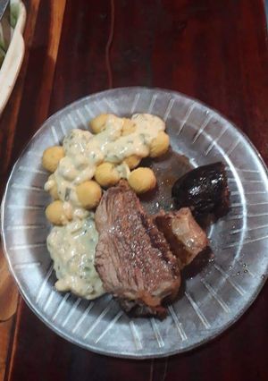Una foto de Colita de cuadril al horno, papas noissete con salsa blanca