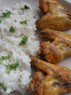 FokhagymĂĄs-joghurtos csirkeszĂĄrnyak rizzsel recept fotĂłja