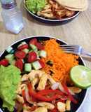 Alambre de pollo con ensalada