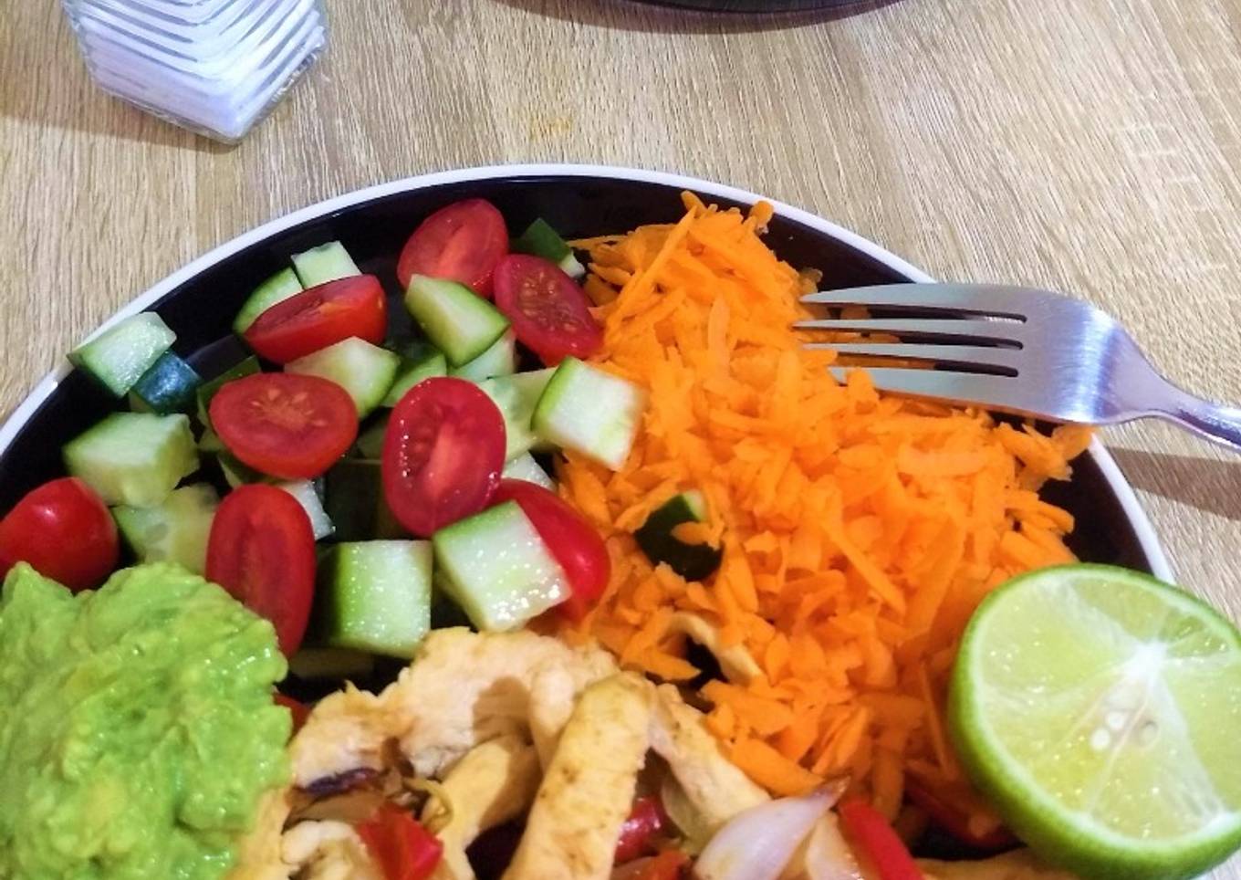 Alambre de pollo con ensalada