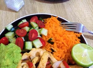 Una foto de Alambre de pollo con ensalada