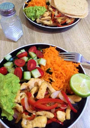 Una foto de Alambre de pollo con ensalada