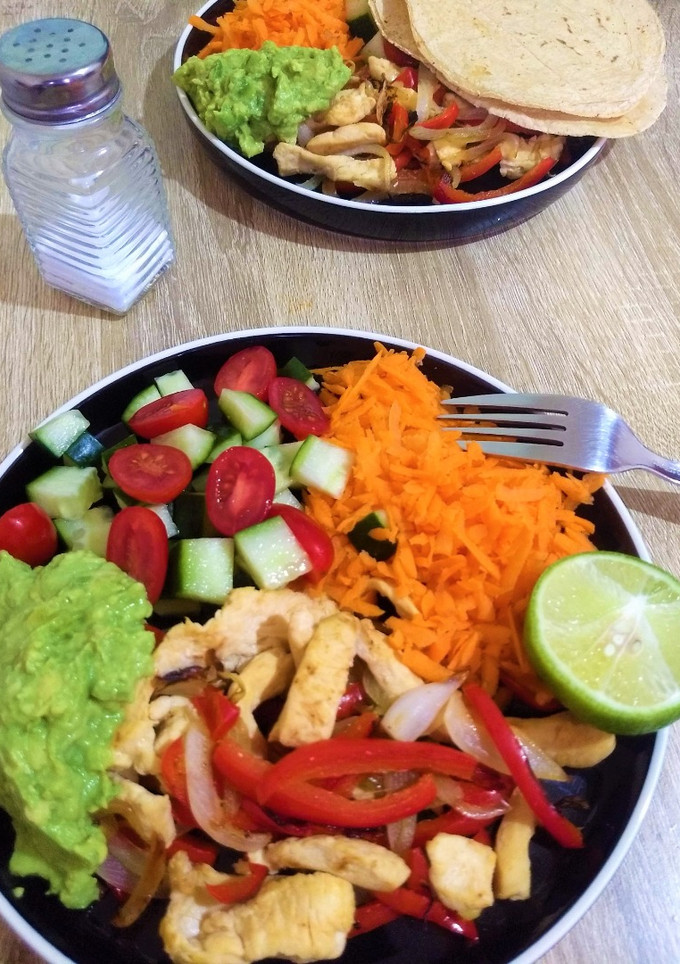 Una foto de Alambre de pollo con ensalada