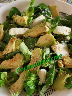 Una foto de Ensalada sencilla de canónigos con queso y aguacate