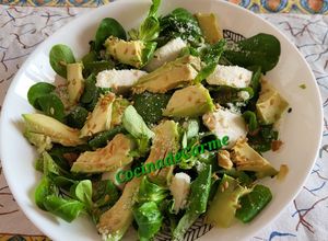 Una foto de Ensalada sencilla de canónigos con queso y aguacate