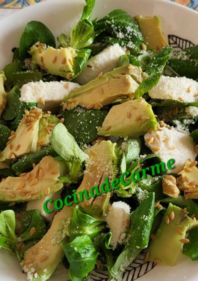 Una foto de Ensalada sencilla de canónigos con queso y aguacate