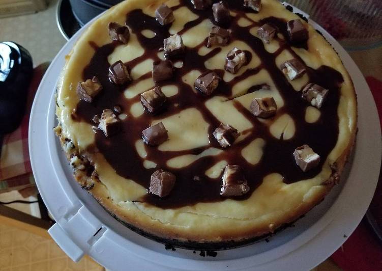 Steps to Make Quick Snickers Cheesecake