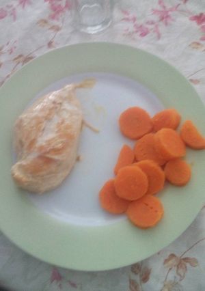 Una foto de Pechuguitas con zanahorias y crema
