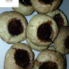 A picture of Jam filled butter cookies.