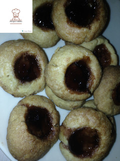 A picture of Jam filled butter cookies.
