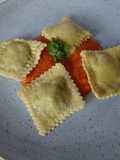 Raviolis de espinafres e requeijão com molho de tomate caseiro