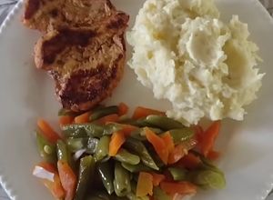 Una foto de Puré de papa cerdo asado y vegetales