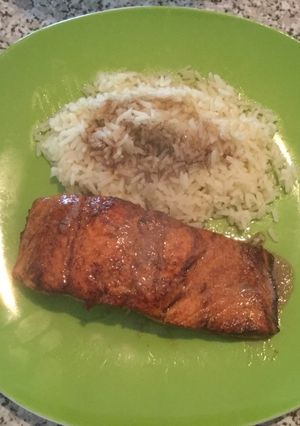 Una foto de Salmón a la mantequilla negra