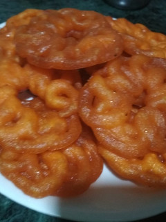 इमरती (Imarti recipe in hindi) रेसिपी मुख्य फोटो