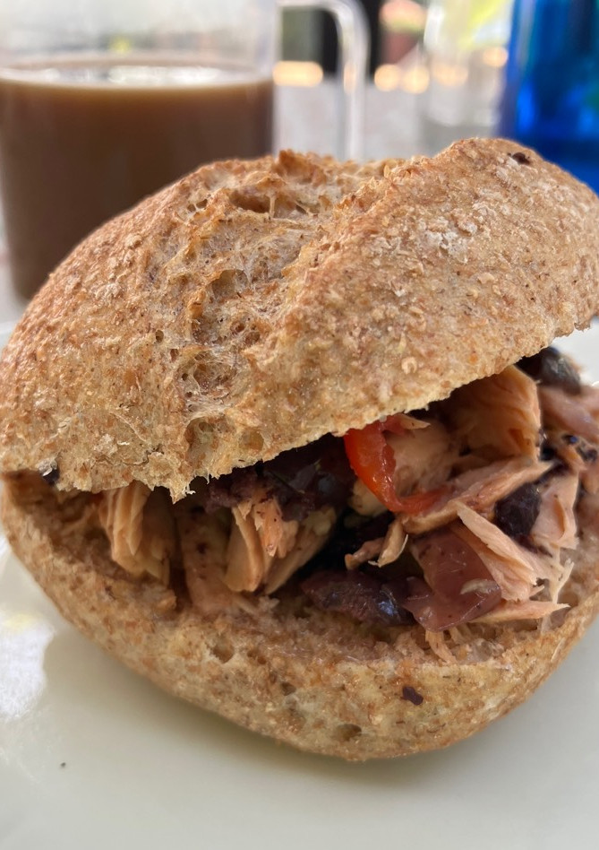 Una foto de Mini bocadillo integral de melva preparada