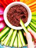 Vegetales multicolor con Olivada para dipear
