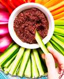 Vegetales multicolor con Olivada para dipear