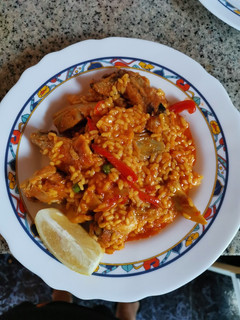 Una foto de Arroz con alitas de pollo y alcachofas 🥘🍋