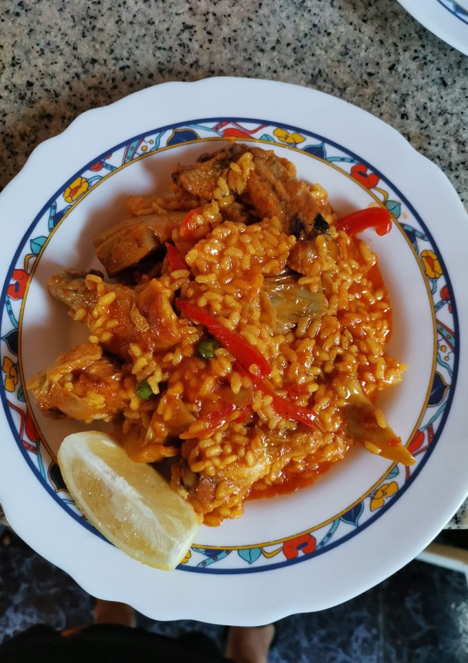 Una foto de Arroz con alitas de pollo y alcachofas 🥘🍋