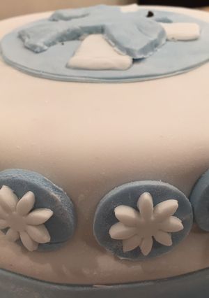 A picture of Red Velvet Cake w/fondant.