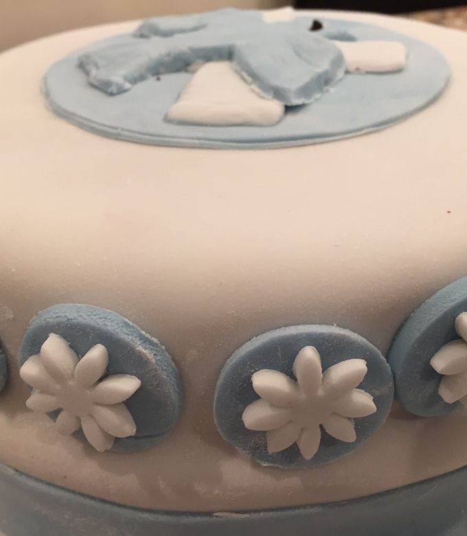 A picture of Red Velvet Cake w/fondant.