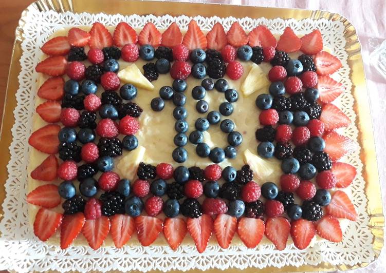 Recetta di Fatto in casa Pan di Spagna, crema pasticcera e frutti di bosco