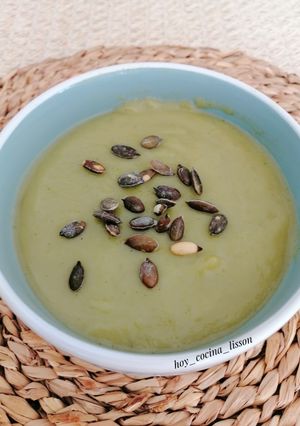 Una foto de Crema de coles de Bruselas y calabacín