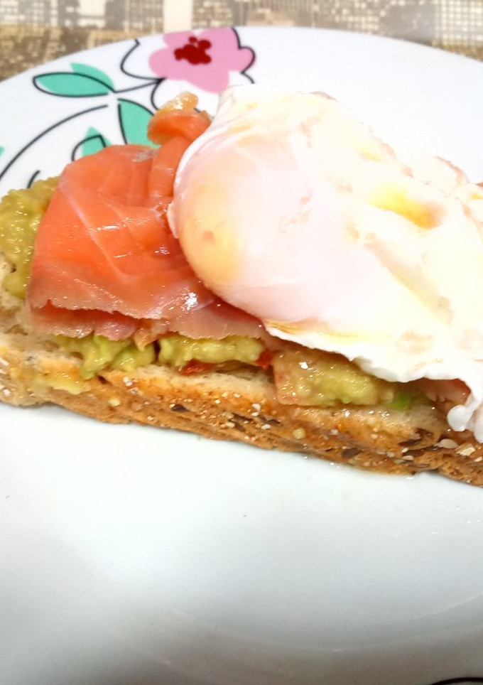 Una foto de Tostada con aguacate, salmón y huevo poche