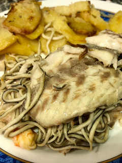 Una foto de Lubina al horno rellena de gulas y langostinos
