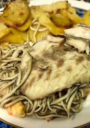 Foto principal de Lubina al horno rellena de gulas y langostinos