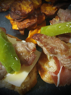 Una foto de Tosta de serranito con chips de boniato y cebolla a la crema