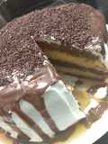 Tarta chocovainilla con relleno de natilla de canela