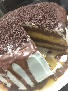 Una foto de Tarta chocovainilla con relleno de natilla de canela