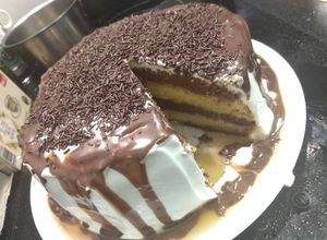 Foto principal de Tarta chocovainilla con relleno de natilla de canela