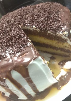 Foto principal de Tarta chocovainilla con relleno de natilla de canela